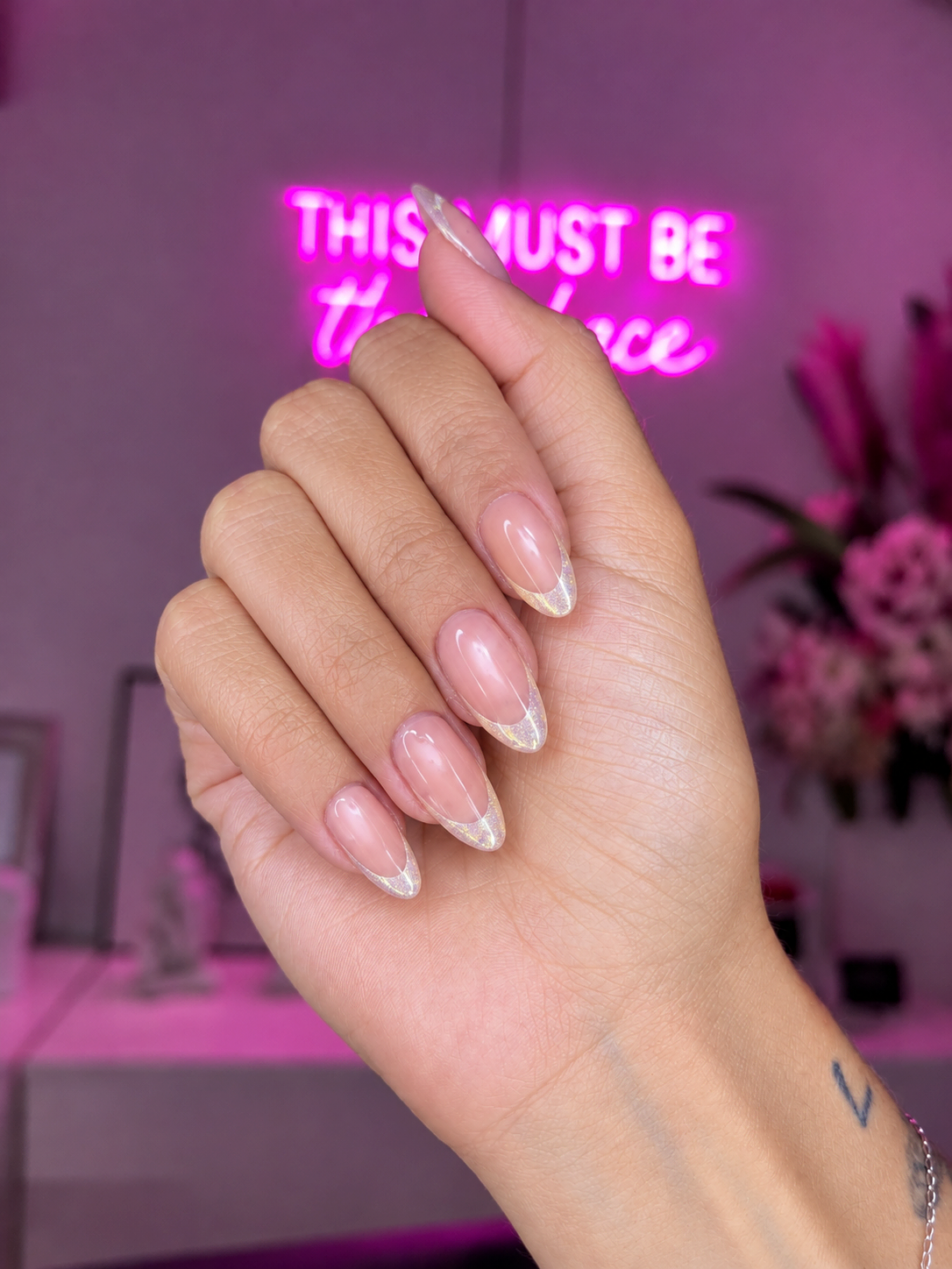 Manicura_nude_con_puntas_doradas_brillantes.png
